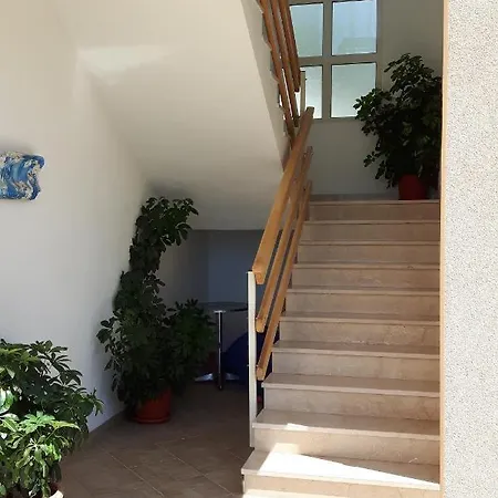 Apartment 6850b
